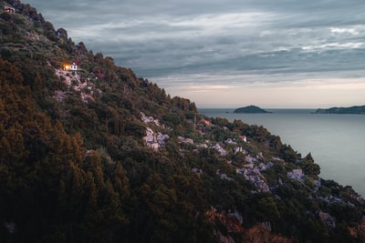航空摄影山附近的白天
